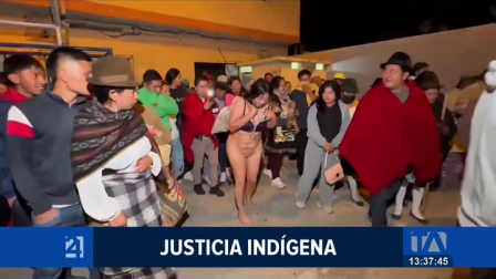 La sospechosa fue sometida a una audiencia comunitaria en Cotopaxi, donde se le ordenó caminar descalza cargando un peso sobre su espalda.