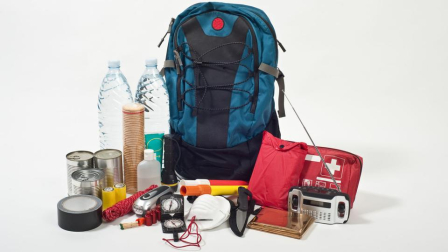 La mochila de emergencia debe revisarse constantemente para garantizar que todo esté en orden.