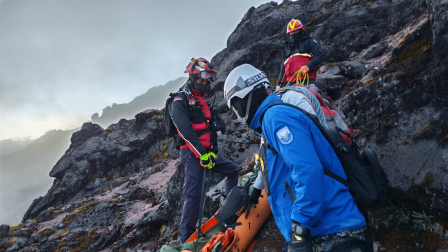 La Policía Nacional y los bomberos rescataron a cuatro personas extraviadas en el volcán Cotacachi.