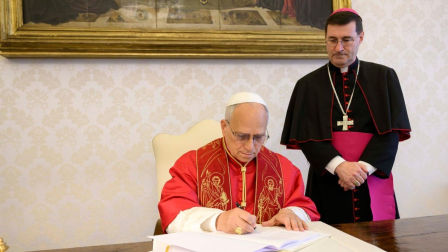 El Papa León XIV en la firma de la Carta Encíclica Magnifica Humanitas, 15 de mayo 2026.