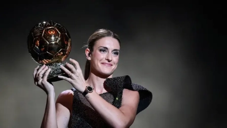 Alexia Putellas centrocampista española del FC Barcelona recibe el Balón de Oro.