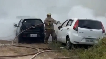 Un incendio en el patio de retención vehicular de la Policía Judicial de Guayaquil dejó varios automotores afectados, el 26 de mayo de 2026.