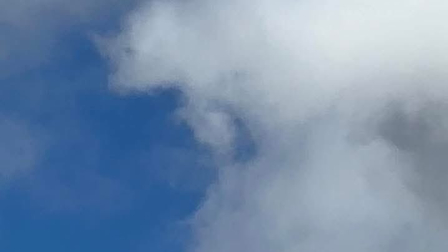 En un video se obsevan llamas en el motor derecho de un avión que cubría la ruta Quito-Cuenca