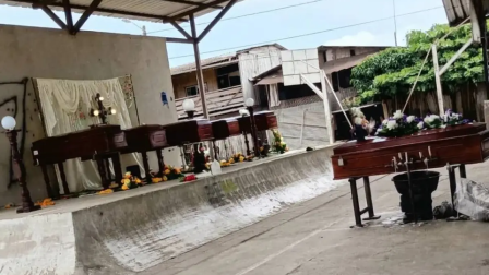 Los familiares velan los restos de las seis personas asesinadas en una localidad rural de Pedernales, en Manabí, este 26 de mayo de 2026.
