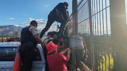 Un joven fue rescaatdo por la Policía Nacional de las mallas del puente sobre el río Chiche, en Tumbaco.
