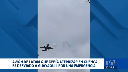 Testigos en tierra reportaron un estruendo y fuego visible en la aeronave mientras sobrevolaba Cuenca; el alcalde Cristian Zamora confirmó que los pasajeros se encuentran a salvo.