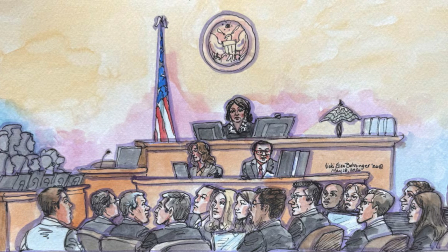 Un miembro del jurado lee el veredicto ante la jueza Yvonne Gonzalez Rogers en el caso Musk vs OpenAI en un tribunal federal de Oakland.
