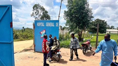Entrada de un hospital cerca de la frontera de Congo, donde se encuentra el epicentro del brote