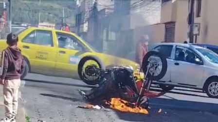 Moradores de La Ecuatoriana quemaron la motocicleta de supuestos asaltantes.