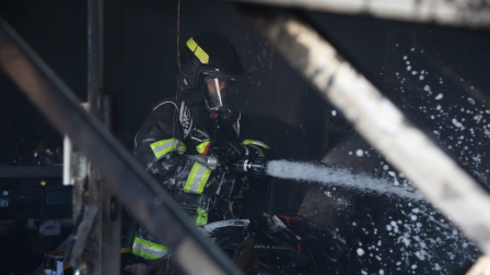 Bomberos trabajan para apagar el fuego en un local de llantas y motocicletas en el norte de Quito.