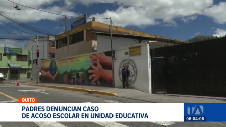 Padres de los estudiantes protagonizaron un plantón tras denunciar un grave caso de acosos escolar dentro de la institución fiscal. Un reportaje de Nathalie Jiménez