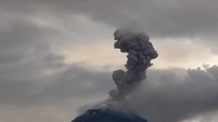 El volcán Reventador mantiene su proceso de erupción continua