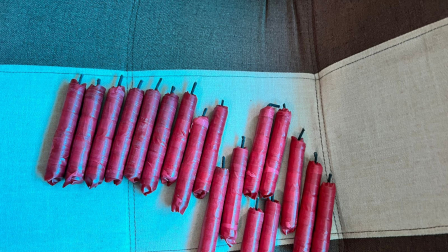 La Policía Naciona encontró más de 30 explosivos y armas de fuego en un vehículo en San José de Morán, en el norte de Quito.