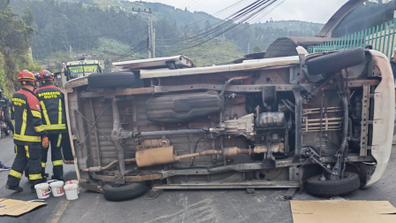 Un vehículo quedó volcado sobre la avenida Camilo Ponce Enríquez, este viernes 29 de mayo de 2026.