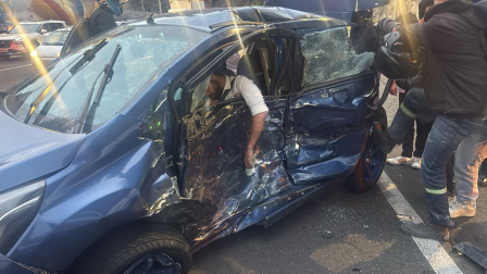 Cuatro personas resultaron heridas en un choque en la av. Simón Bolívar, en el sector de Guápulo.