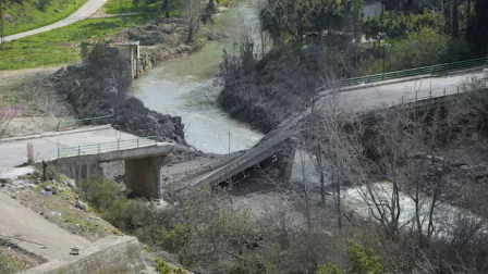 El puente Zrarieh, dañado sobre el río Litani, tras ser alcanzado por un ataque israelí en Tayr Falsay, al sur del Líbano, luego de una escalada de tensiones entre Hezbolá e Israel en el marco del conflicto entre Estados Unidos e Israel con Irán, Líbano.