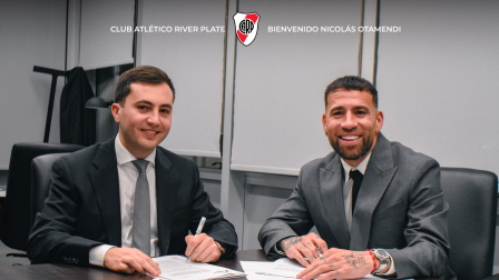 Nicolás Otamendi en la firma del contrato con River Plate