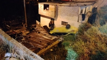 Un taxi cayó aproximadamente seis metros por una pendiente en Atucucho
