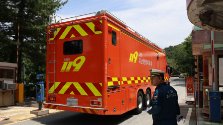 Un vehículo de la Agencia Nacional de Bomberos ingresa por la puerta principal de la planta de Hanwha Aerospace en Daejeon el 1 de junio de 2026, tras una explosión.