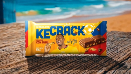 El futbolista ecuatoriano Willian Pacho presenta el chocolate 'Ke Crack'.