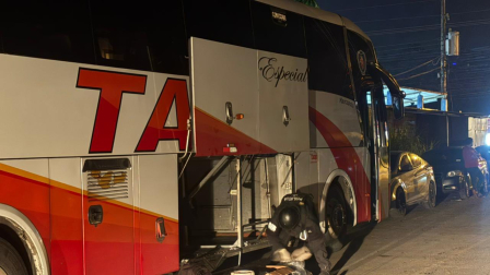´La Policía decomisó más de 300 explosivos dentro de un bus interprovincial en Naranjal, provincia del Guayas, el 30 de mayo de 2026.