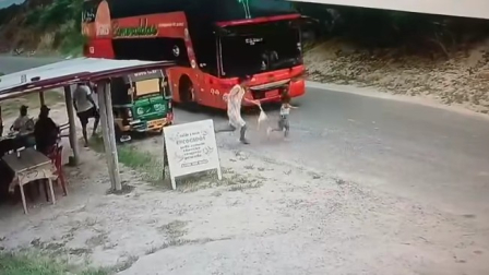Una niña de cinco años murió atropellada por un bus en Atacames.