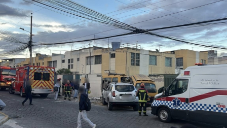 Una furgoneta y un vehículo chocaron contra una casa en Calderón, norte de Quito.