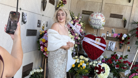 A woman dressed as Marilyn Monroe poses in front of her crypt in the Corridor of Memories mausoleum at Pierce Brothers Westwood Village Memorial Park & Mortuary in Los Angeles on June 1, 2026, on the 100th anniversary of the icons birth. Marilyn Monroe's hometown of Hollywood kicks off June 1 a series of special events marking the 100th anniversary of the movie icon's birth. At the historic Chinese Theatre, where Monroe's handprints are immortalized alongside "Gentlemen Prefer Blondes" (1953) co-star Jane Russell, fans plan to sing "Happy Birthday" -- echoing her famed sultry serenade to president John F. Kennedy. One hundred roses and a cake will be placed at the site, a symbol of Hollywood's golden age and a popular tourist hotspot. (Photo by Chris DELMAS / AFP)