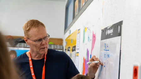 Peter Liljedahl haciendo una clase de Thinking Classroom durante su visita a Barcelona.