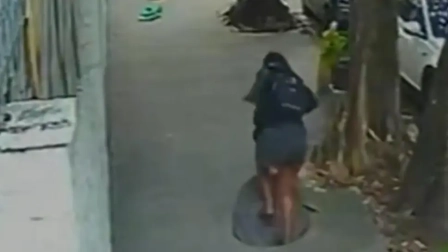 Una mujer cae a una alcantarilla y queda atrapada