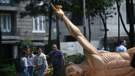 Maestros derribaron estatuas de futbolistas en medio de protestas en México.