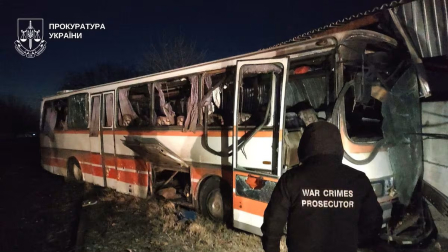 El autobús atacado en la región de Dnipropetrovsk, en una imagen cedida por la Fiscalía ucrania.