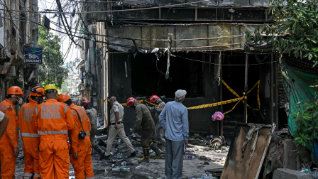 Personal de la Fuerza Nacional de Respuesta ante Desastres y bomberos permanecen en el lugar tras el incendio que se desató en un hotel de Nueva Delhi el 3 de junio de 2026.