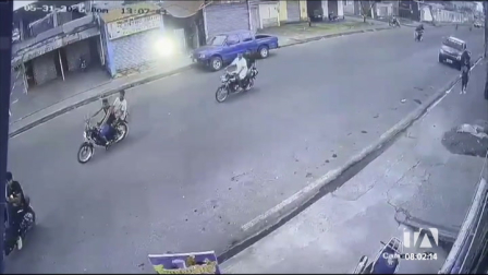 El reporte preliminar de las autoridades señala que los sacos fueron abandonados cerca de las 06:00 AM en la vía Babahoyo - Juján. Junto a los cuerpos se encontró una nota firmada por el GDO Los Lobos. Personal de Dinased y criminalística realizan el procedimiento. Un reportaje de Paula Kuhn