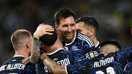 Lionel Messi festeja con jugadores de la selección de Argentina.