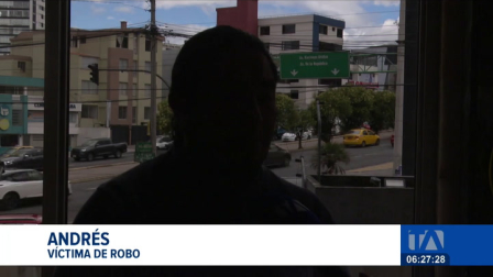 Usuarios del Metro de Quito denuncian una constante modalidad de robo en los accesos de las paradas. Delincuentes en motos roban celulares. Un reportaje de Mishell Villacís