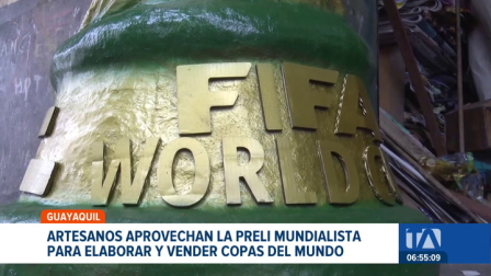 A pocos días del comienzo del mundial, artesanos del puerto principal elaboran réplicas de la Copa del Mundo y registran un incremento en ventas. Un reportaje de Jazmín Solís