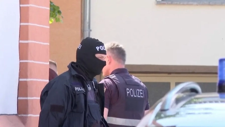 Un veterano de guerra murió tras tomar rehenes y atarles explosivos.