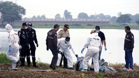 Jujan, Guayas, miercoles 03 de junio del 2026En el sector conocido como "Las Cañitas" en el km. 12 via Jujan- Babahoyo,  fueron encontrados 8 cuerpos metidos en sacas de arroz. Se presume pertenezcan a los desaparecidos del dia domingo. En la gráfica personal de criminalistica realiza el levantamiento de cadáveres.Fotos: César Muñoz/API
