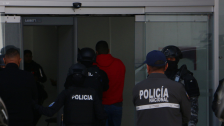 El alcalde de Esmeraldas, Vicko Villacís, fue detenido en Esmeraldas y trasladado a Quito.