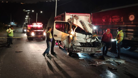 Un camión chocó en el paso lateral de Ambato en horas de la madrugada.