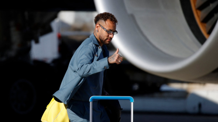 El delantero brasileño Neymar levanta el pulgar a la llegada de la selección brasileña al Aeropuerto Internacional Newark Liberty (EWR) en Newark, Nueva Jersey, el 2 de junio de 2026, antes de la Copa Mundial de la FIFA.