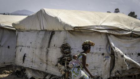 Una mujer desplazada recorre el campamento de Kigonzem, en Bunia, en el este de la República Democrática del Congo, el 28 de mayo de 2026