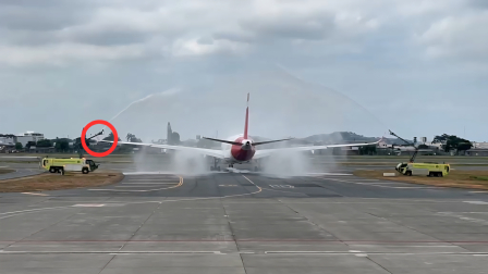 Momento del percance del avión de Iberia en la pista del aeropuerto de Guayaquil durante el evento de marco de agua, este 4 de junio de 2026.