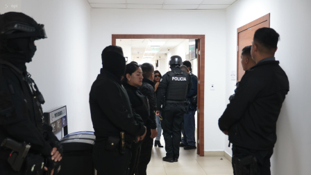 Fuerte resguardo policial en la entrada de la sala para la audiencia de preparatoria de juicio en el caso magnicidio de Fernando Villavicencio, en el Complejo Judicial Norte.