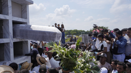Los restos de los 8 desaparecidos, fueron enterrados este 5 de junio de 2026, en el Cementerio General Juan Bautista Aguirre del recinto Los Tintos.