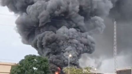 Un incendio en la central de Termoesmeraldas moviliza a decenas de bomberos locales, la tarde de este 5 de junio de 2026.