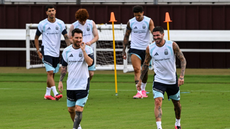 Los jugadores argentinos Lionel Messi (izq.) y Rodrigo De Paul (der.) participan en una sesión de entrenamiento en el Kyle Field de College Station, Texas, el 5 de junio de 2026, un día antes del partido amistoso contra Honduras