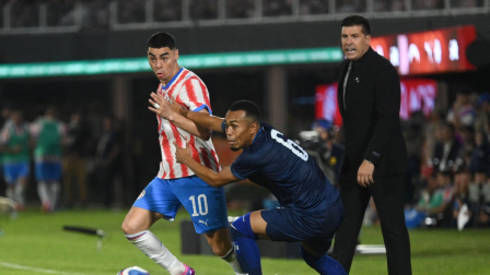 El delantero paraguayo Miguel Almirón (número 10) y el defensa nicaragüense Emmanuel Gómez (número 6) disputan el balón durante el partido amistoso internacional entre Paraguay y Nicaragua.