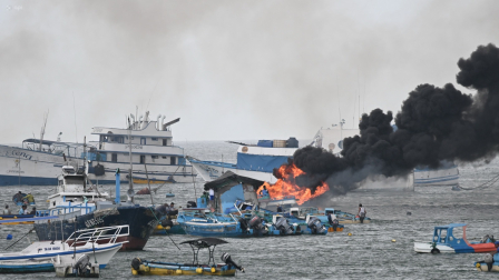 Bomberos y equipos de emergencia trabajan tras incendio de embarcaciones en el puerto de Manta